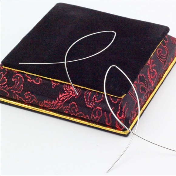 (Q2)Silver Earrings - Picture 2 of 2